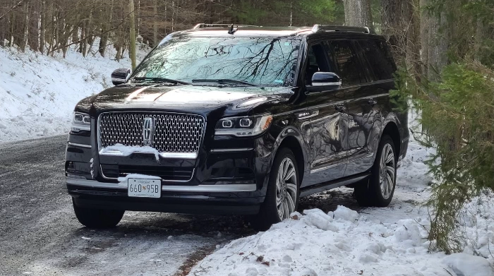 Lincoln Navigator in the snow.